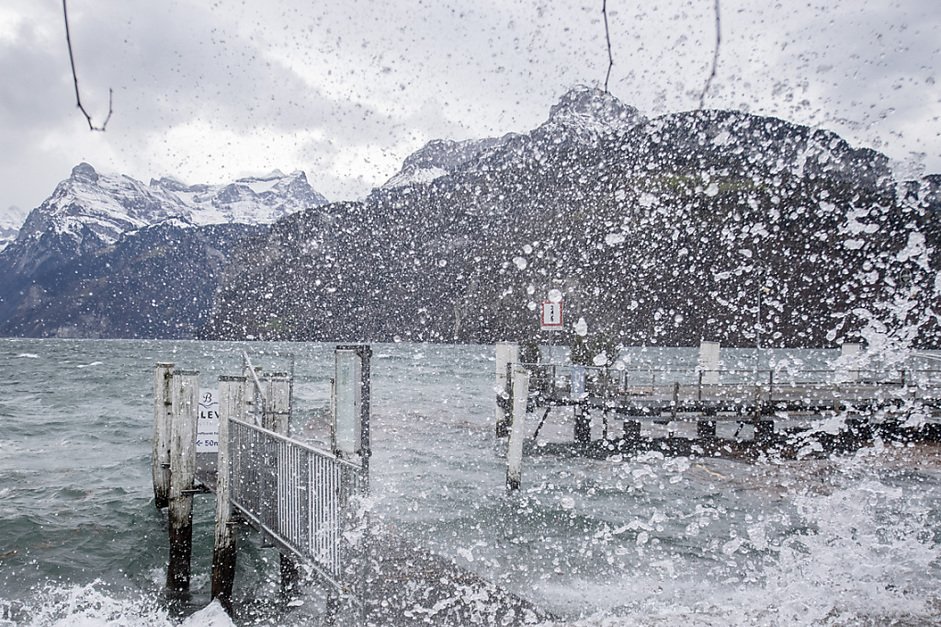La Suisse balayée par une tempête de foehn, un bateau en difficulté