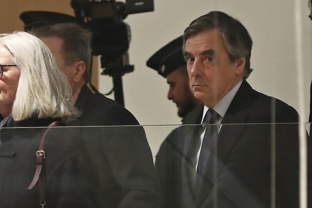 Emplois fictifs: François Fillon définitivement coupable