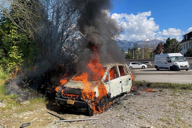 Gruyère: Un adolescent a mis le feu à une voiture à Bulle