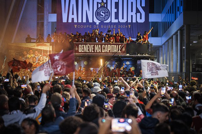 Une foule de fans en liesse accueille le Servette FC à Genève