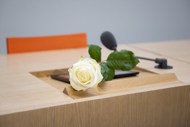 Carnet noir: Une rose blanche en hommage à André Simonazzi