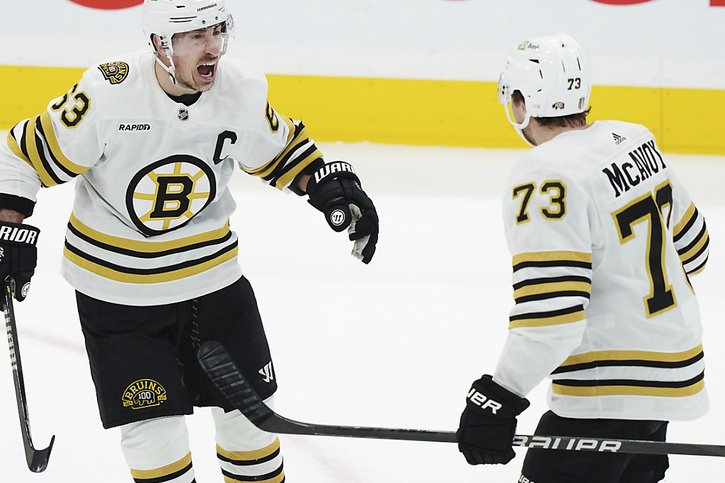 La joie de Brad Marchand (à droite), qui est entré dans l'histoire des Bruins samedi © KEYSTONE/AP/Nathan Denette