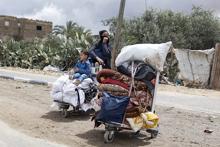 Des Palestiniens évacuent Rafah, dans le sud de la bande de Gaza. © KEYSTONE/EPA/HAITHAM IMAD