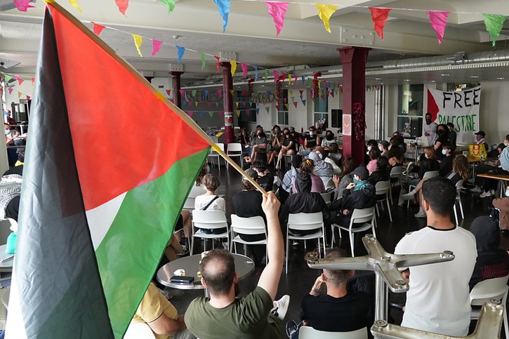 Les occupants accusent l'Université de Berne de parti-pris pro-israélien, des reproches contestés par la haute école. © KEYSTONE/JULIEN GRINDAT