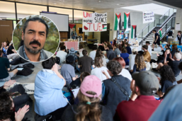 Occupation de l’Unifr: L’ancien gréviste de la faim Guillermo Fernandez apporte son expérience