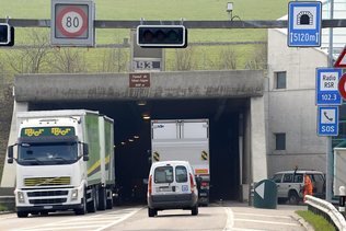 Tunnel sous la Vue-des-Alpes fermé à cause d'un accident