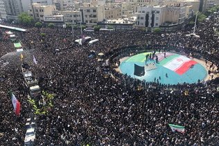 Des milliers de personnes font leurs adieux au président Raïssi